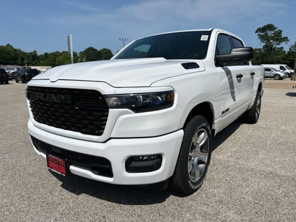 New 2026 Ram 1500 EXPRESS CREW CAB 4X2 5'7 BOX Pickup