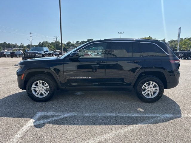 2023 Jeep Grand Cherokee Laredo photo 4