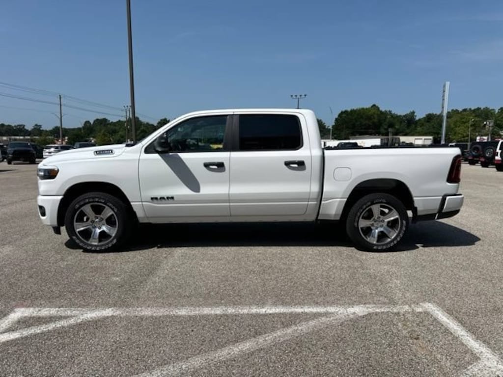 New 2026 Ram 1500 EXPRESS CREW CAB 4X2 5'7 BOX Pickup