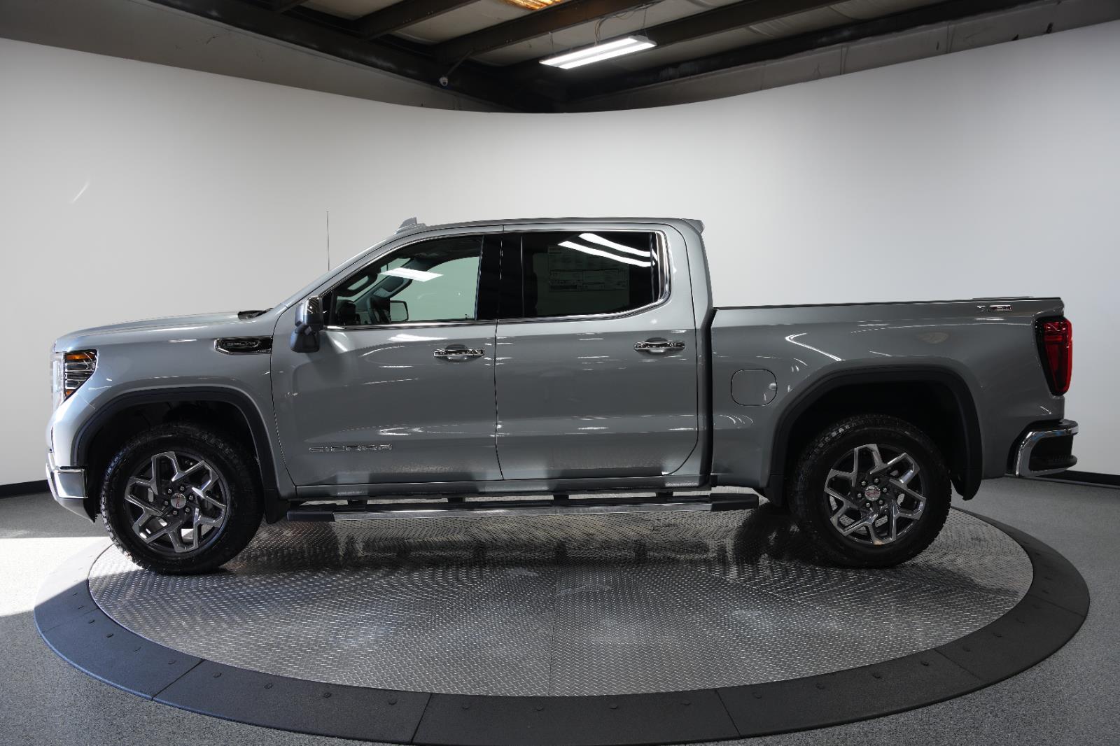 2026 Gmc Sierra 1500 SLT photo 2