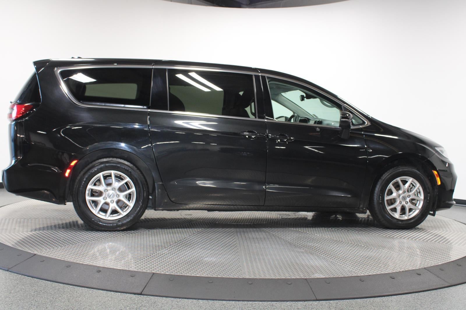 2023 Chrysler Pacifica Touring L - Photo 13