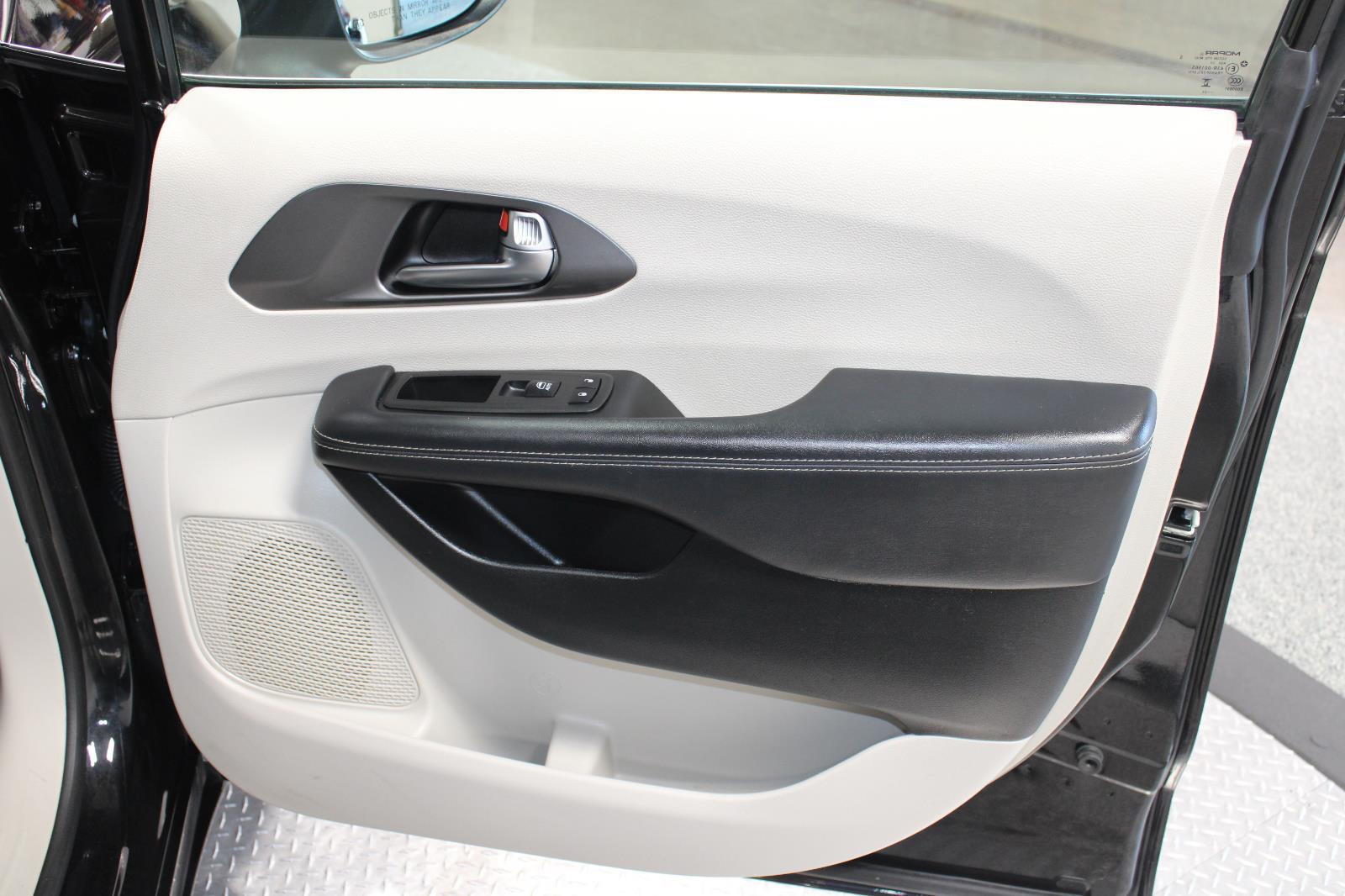 2023 Chrysler Pacifica Touring L - Photo 16