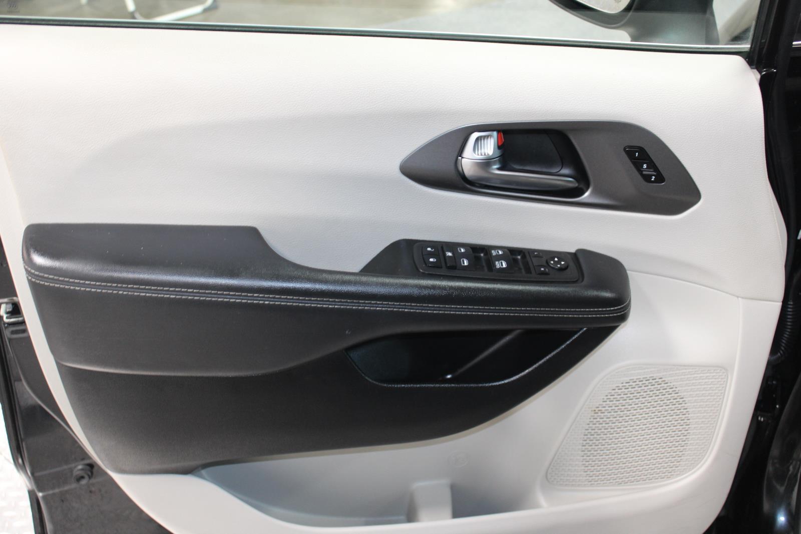 2023 Chrysler Pacifica Touring L - Photo 24