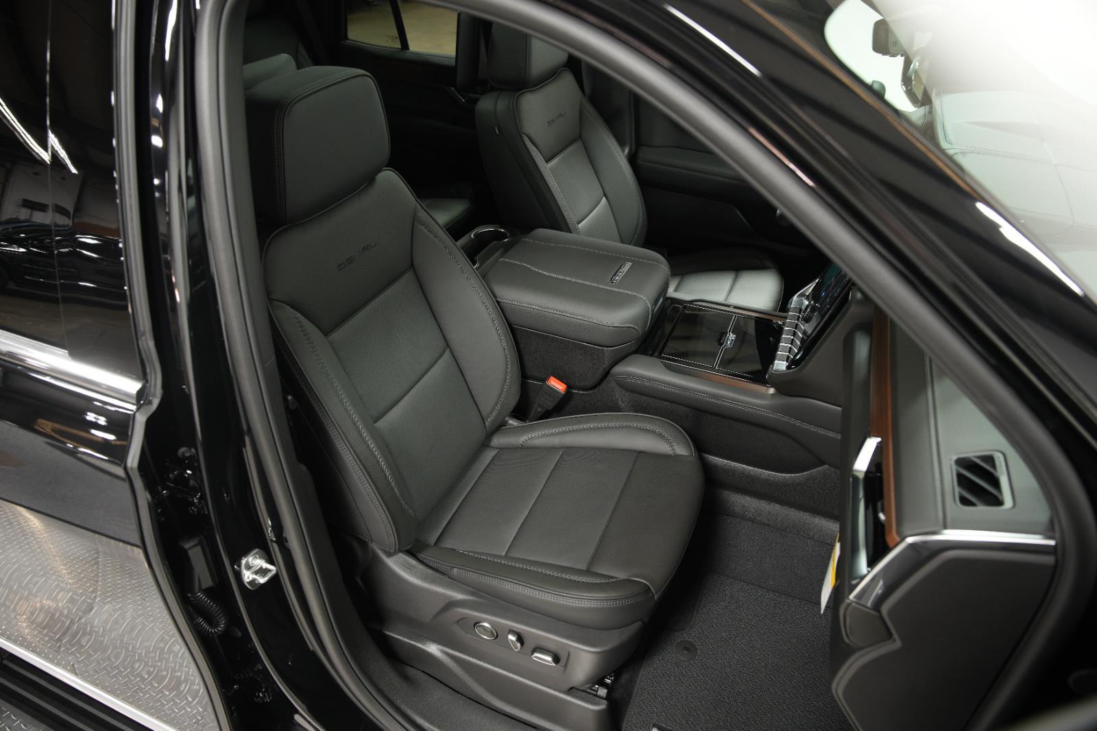 2026 GMC Yukon Denali - Photo 23