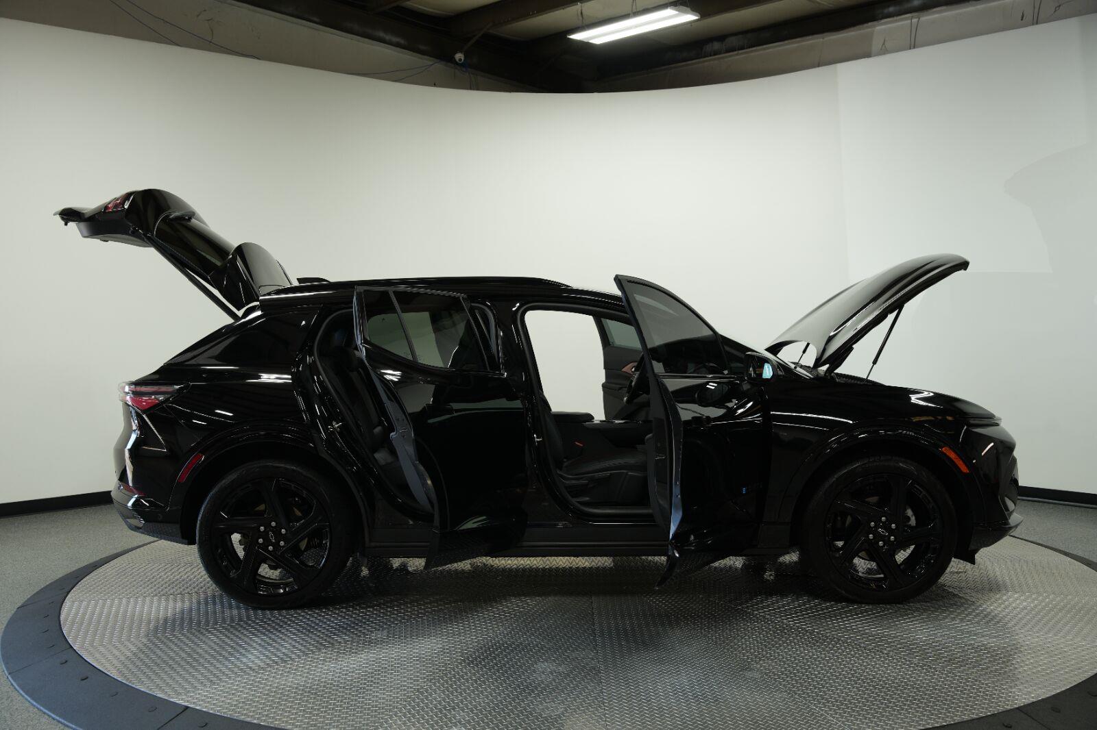 2024 Chevrolet Equinox EV Launch Edition - Photo 11