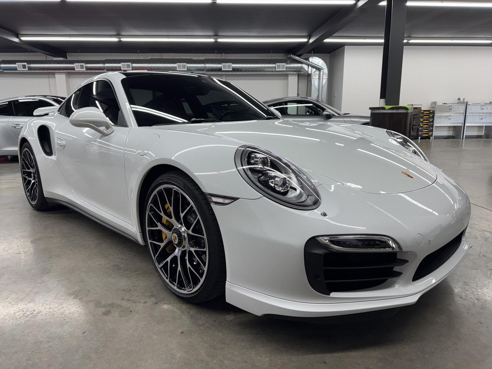 2015 Porsche 911 Turbo S photo 3