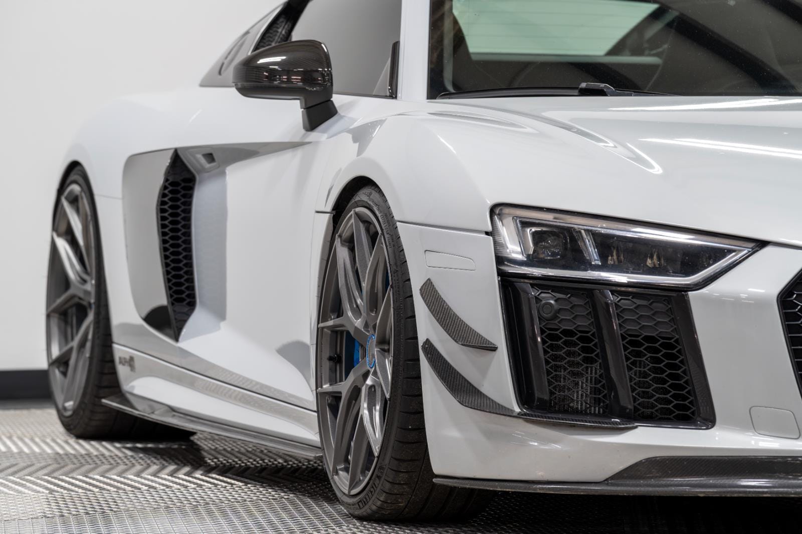 Used 2017 Audi R8 Base with VIN WUAKBAFX6H7901165 for sale in Kansas City