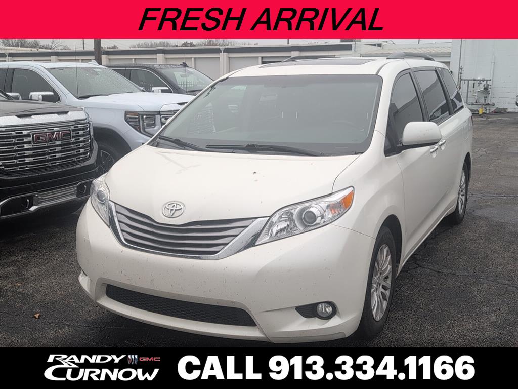 2017 Toyota Sienna XLE's photo