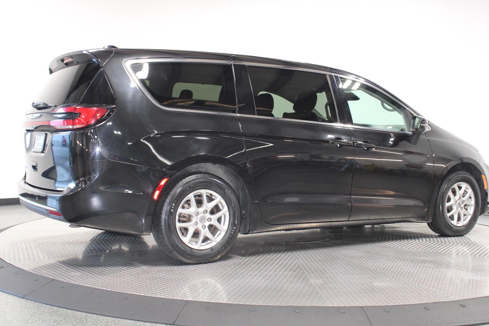 2023 Chrysler Pacifica Touring L - Photo 12