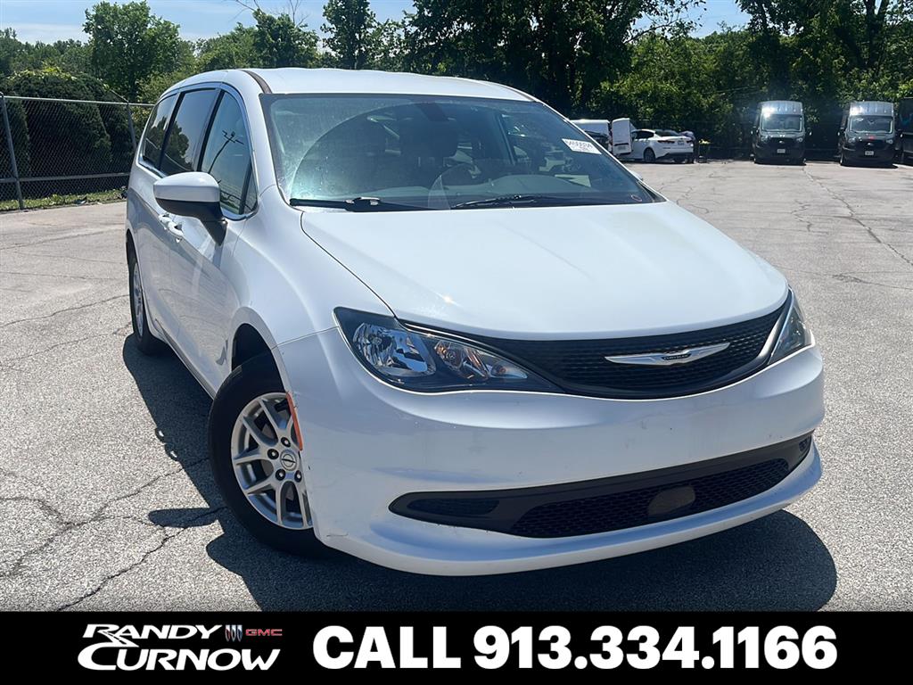 2022 Chrysler Voyager LX's photo