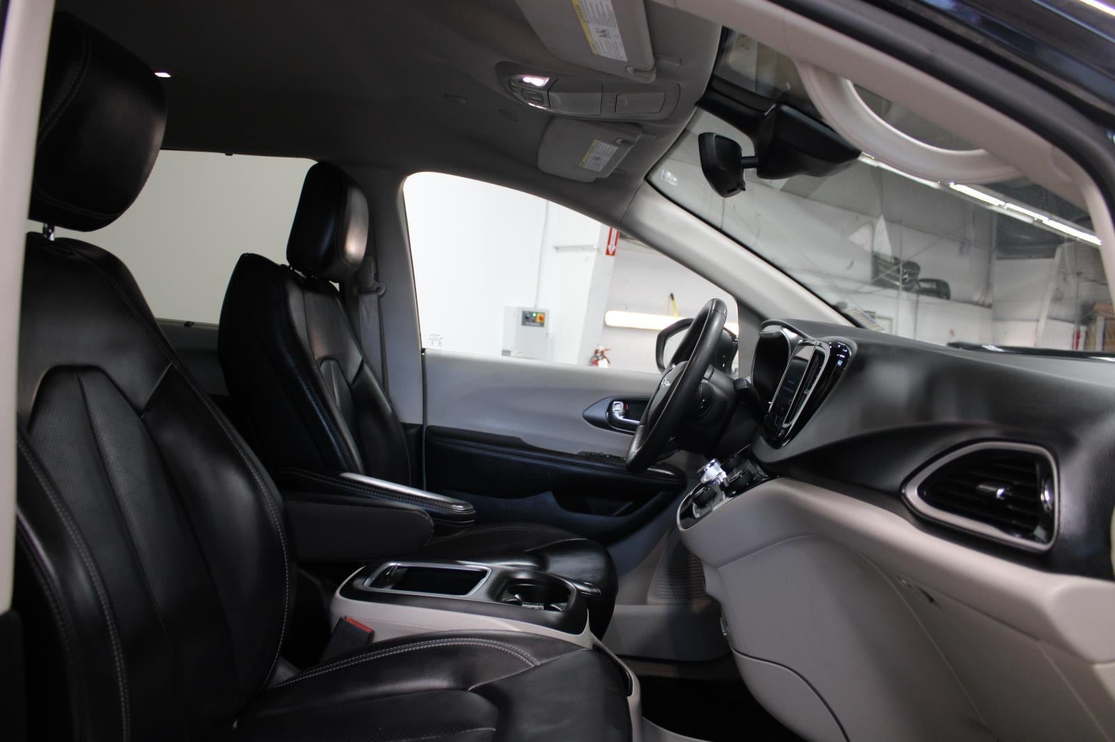 2023 Chrysler Pacifica Touring L - Photo 18