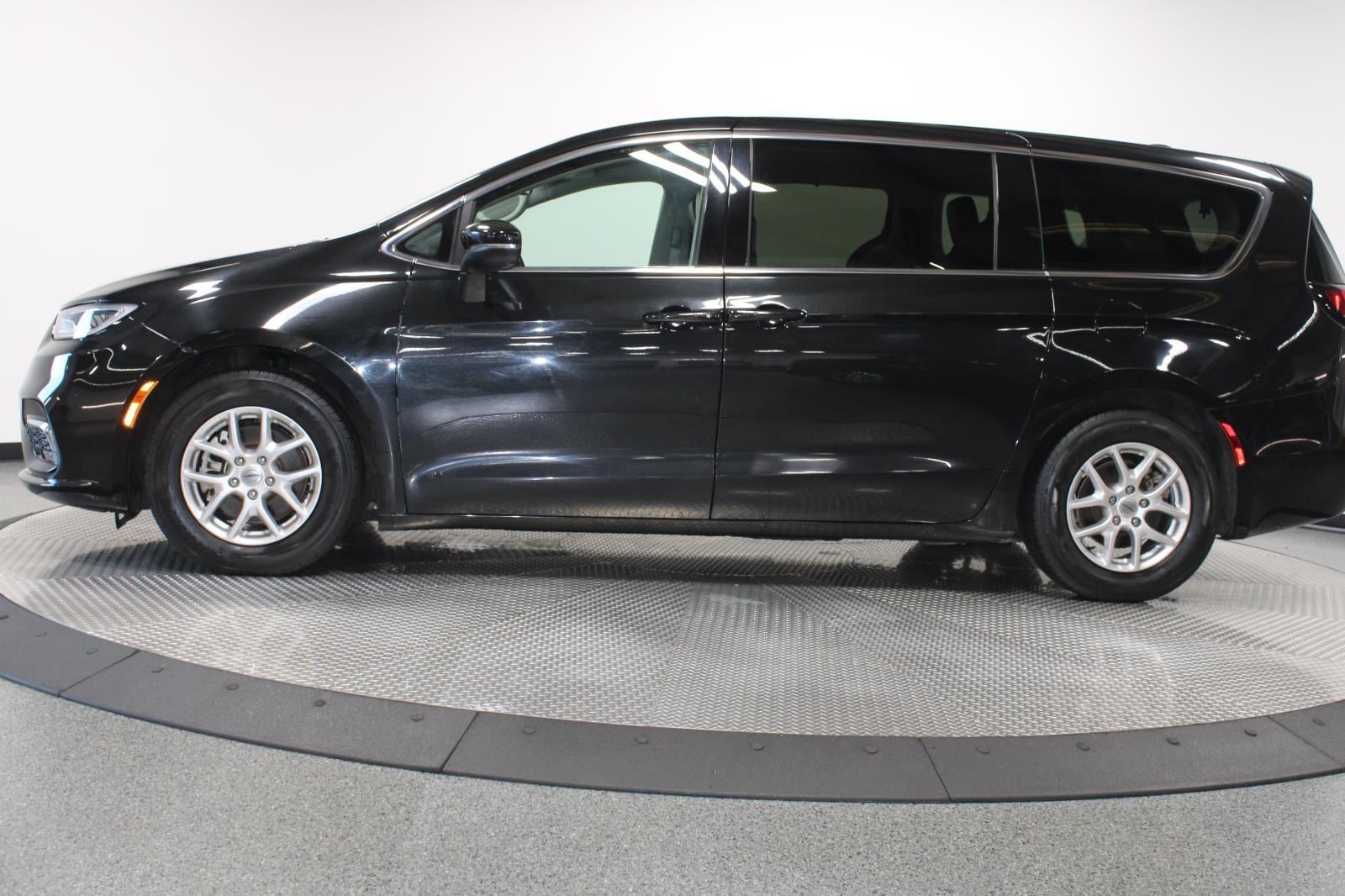 2023 Chrysler Pacifica Touring L - Photo 5