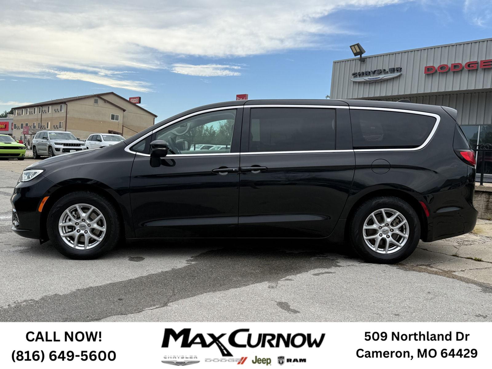 Used 2023 Chrysler Pacifica Touring L with VIN 2C4RC1BG1PR532419 for sale in Kansas City