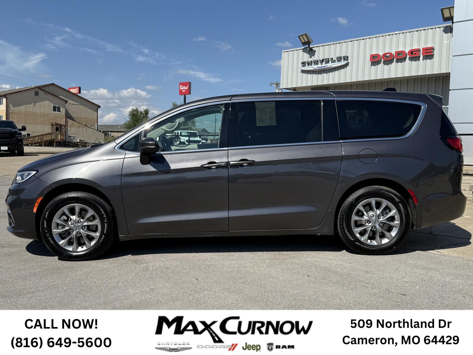 2023 Chrysler Pacifica Touring L photo 2