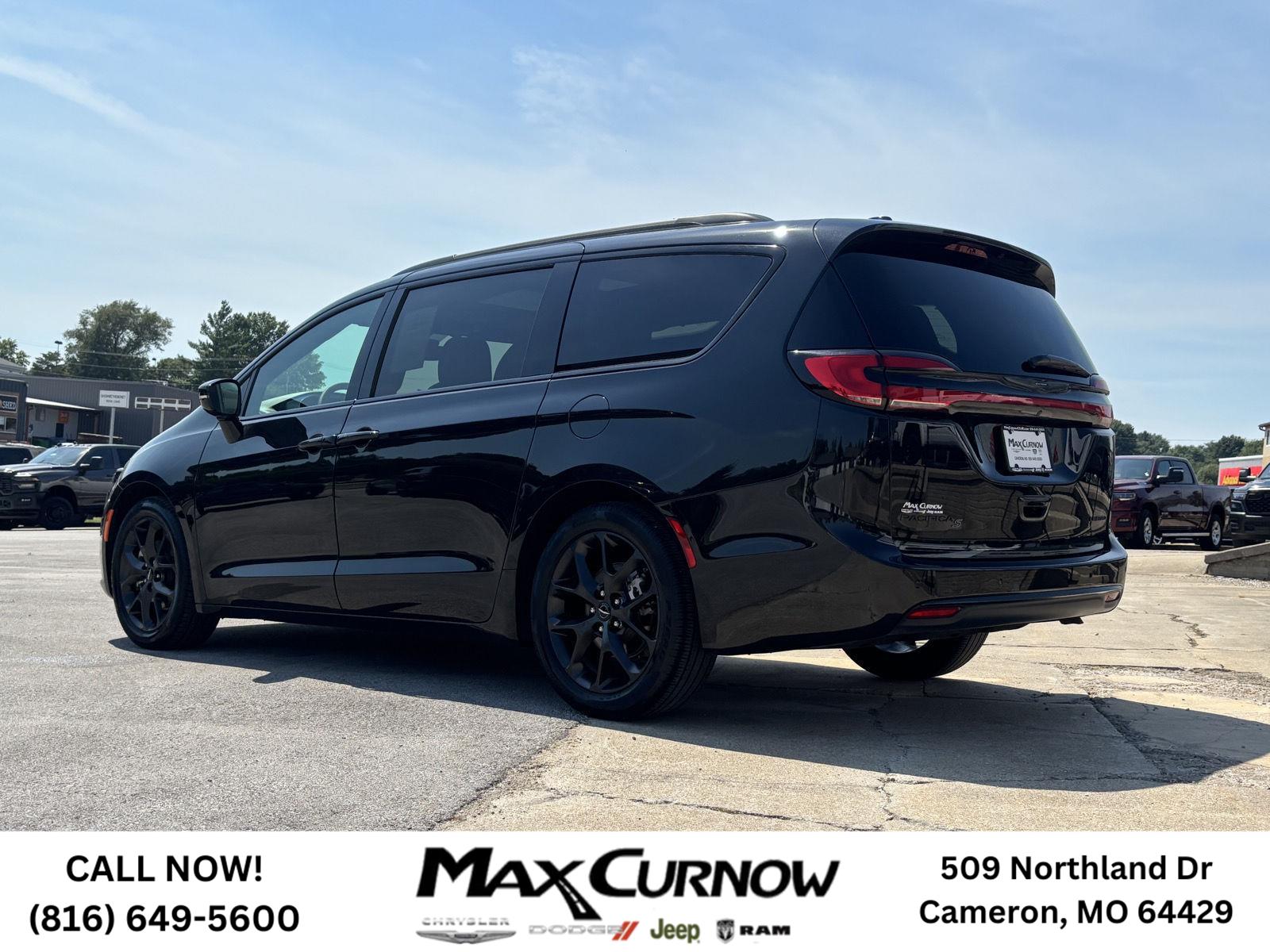 2024 Chrysler Pacifica Limited photo 2