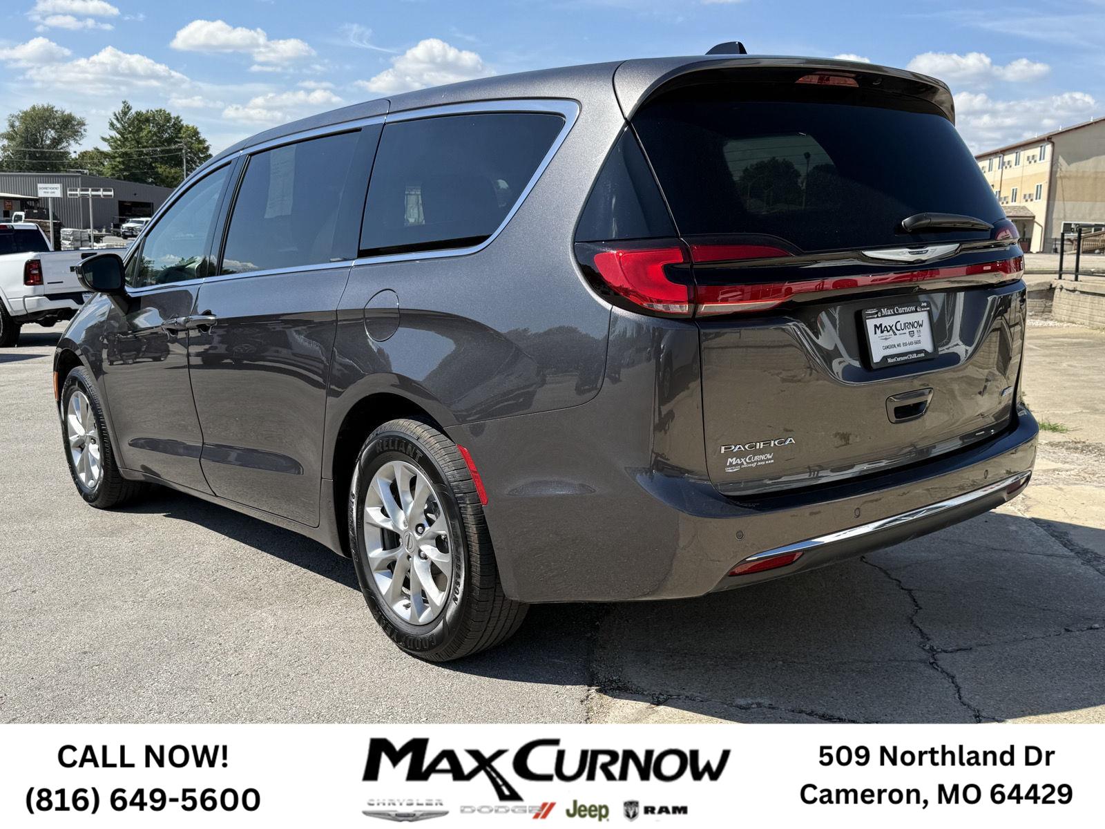 2023 Chrysler Pacifica Touring L photo 3