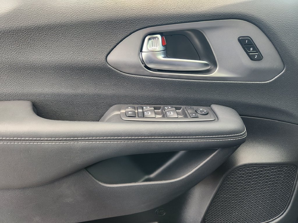 2025 Chrysler Pacifica Select - Photo 17