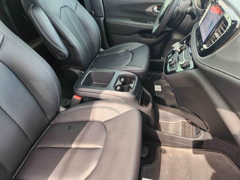 2025 Chrysler Pacifica Select - Photo 11
