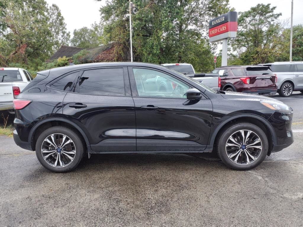 2022 Ford Escape SE photo 2