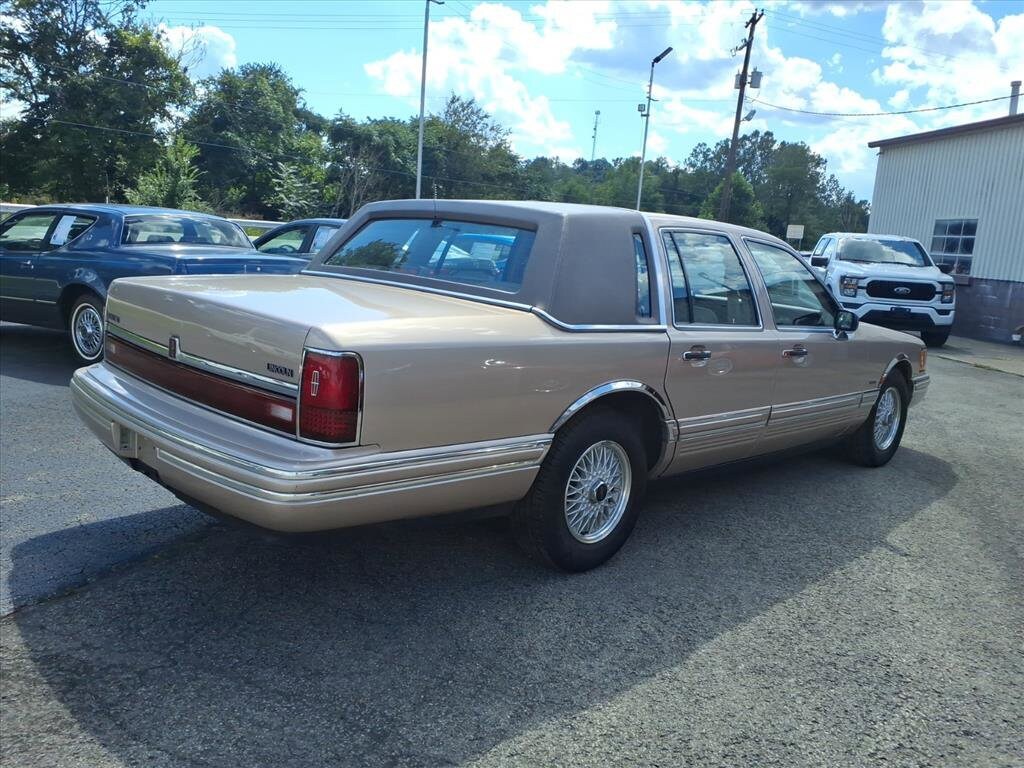 1993 Lincoln Town Car Executive photo 2