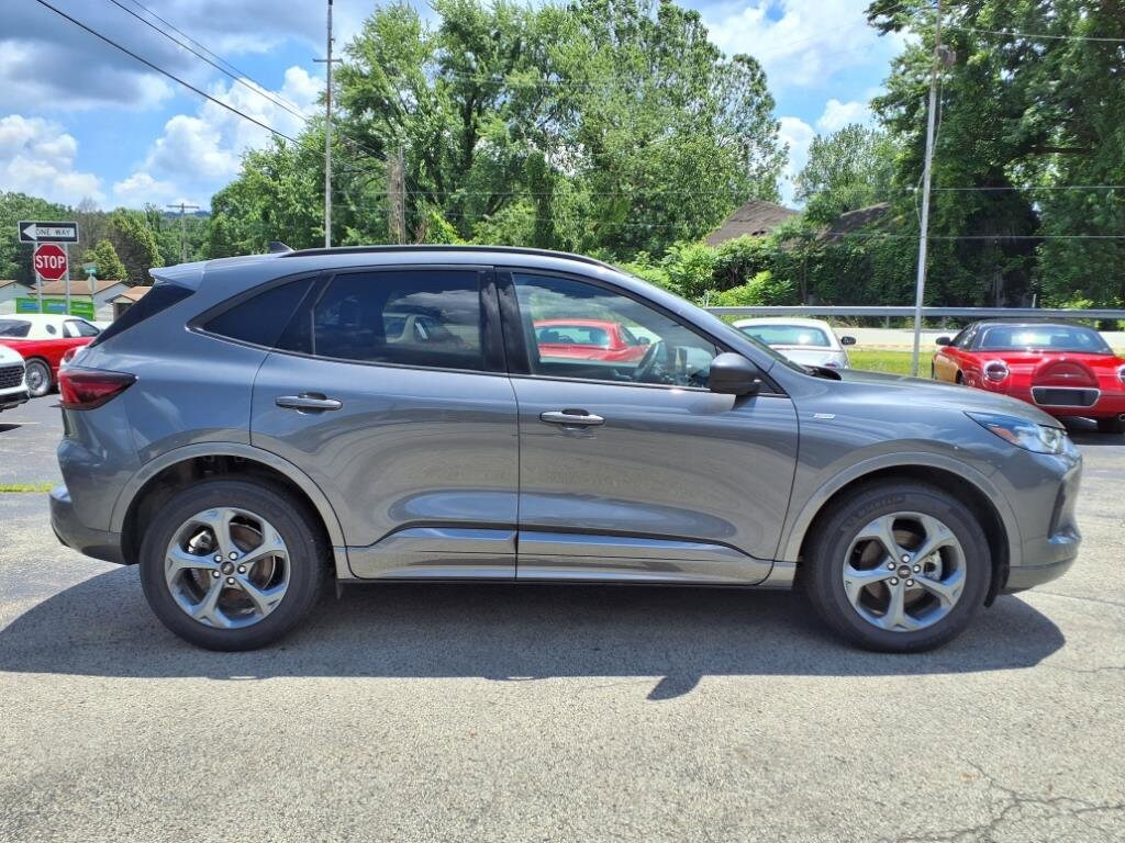 2023 Ford Escape ST-Line photo 2