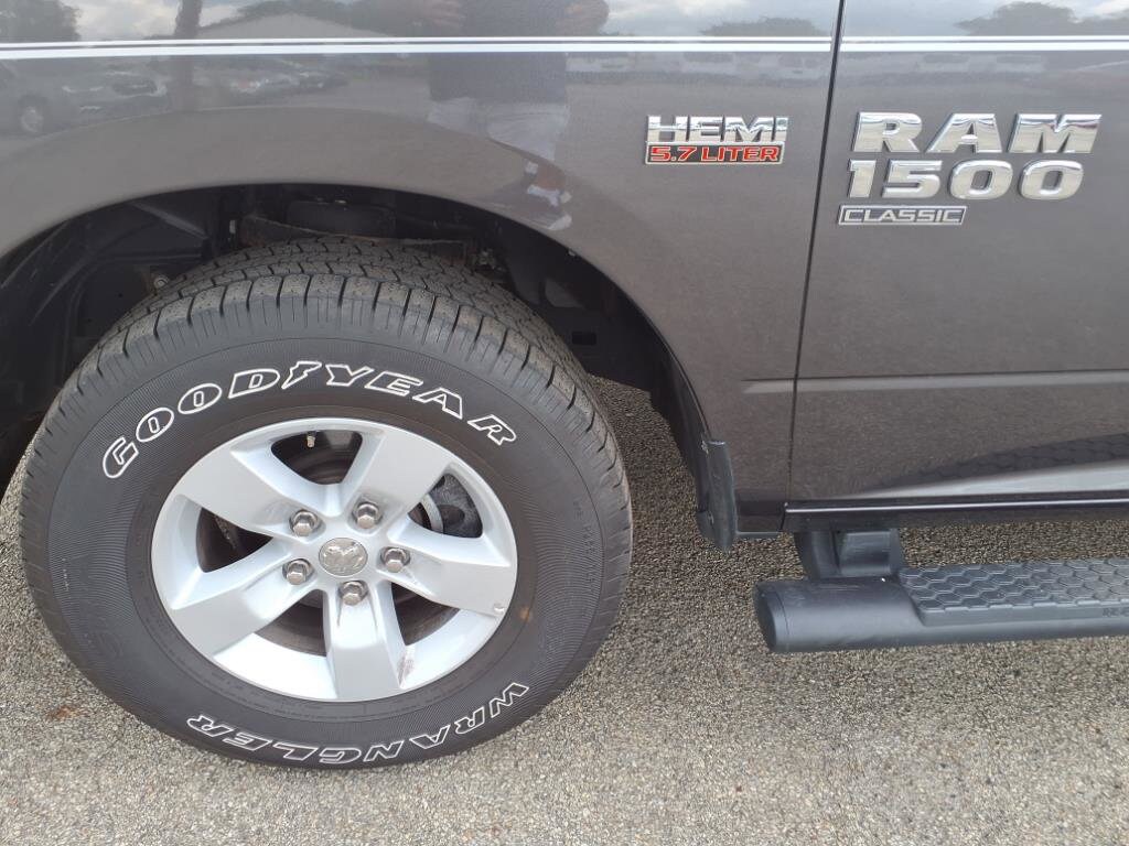 2022 Ram 1500 Classic SLT photo 4