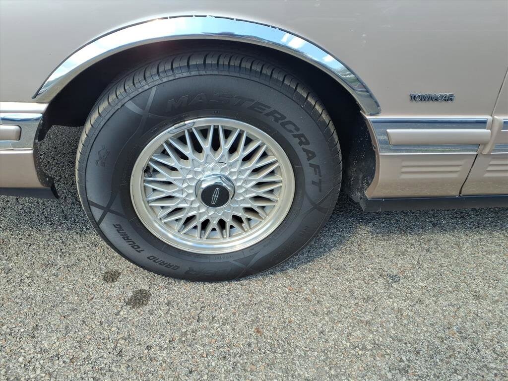 1993 Lincoln Town Car Executive photo 4