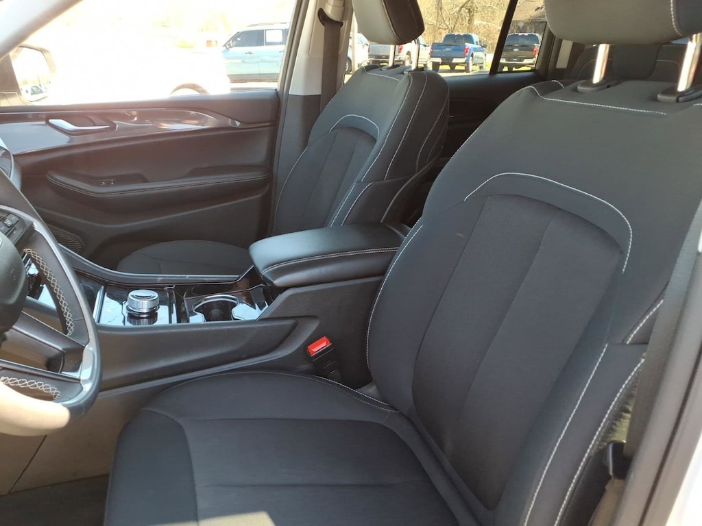 Used 2023 Jeep Grand Cherokee Laredo Laredo 4x4
