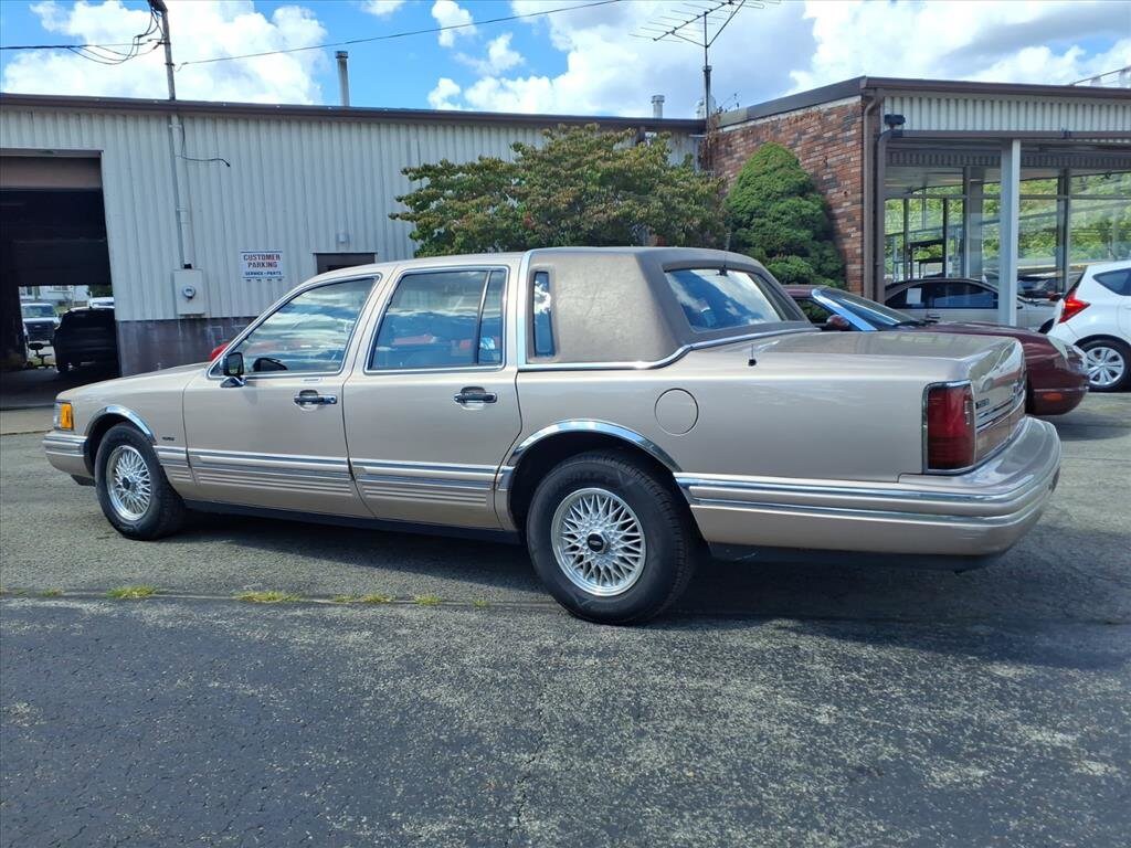 1993 Lincoln Town Car Executive photo 3