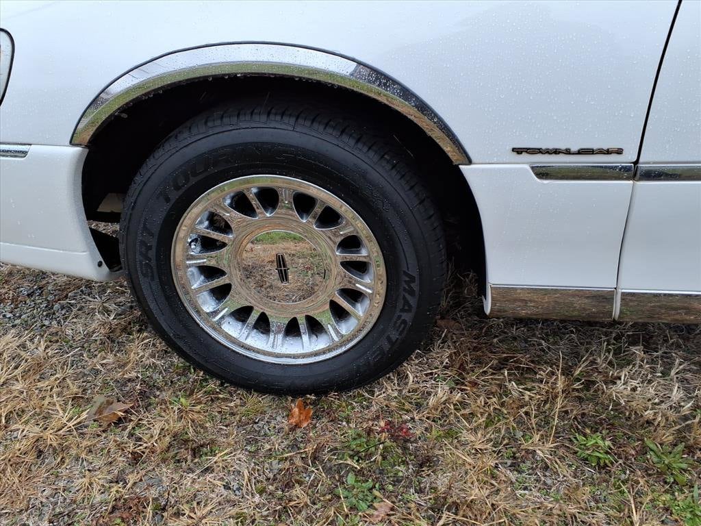 Used 2001 Lincoln Town Car Cartier Sedan