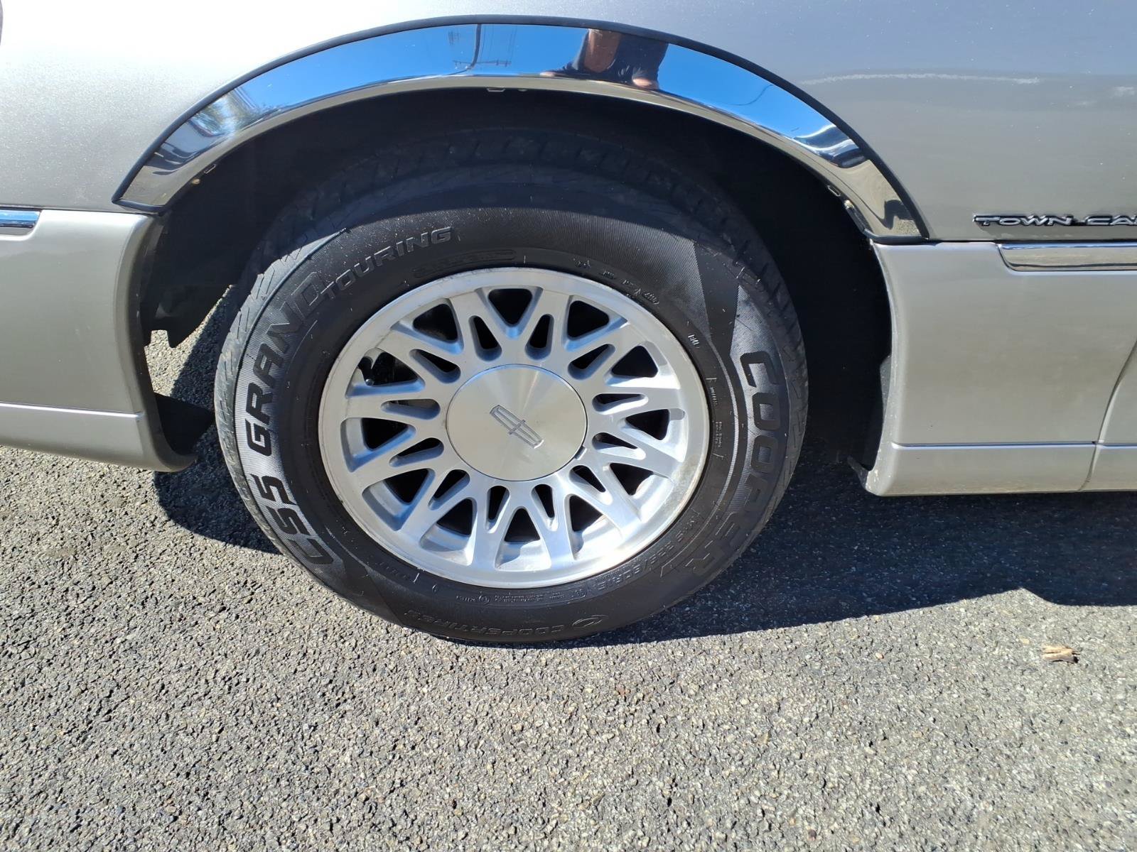 Used 1999 Lincoln Town Car Executive Sedan