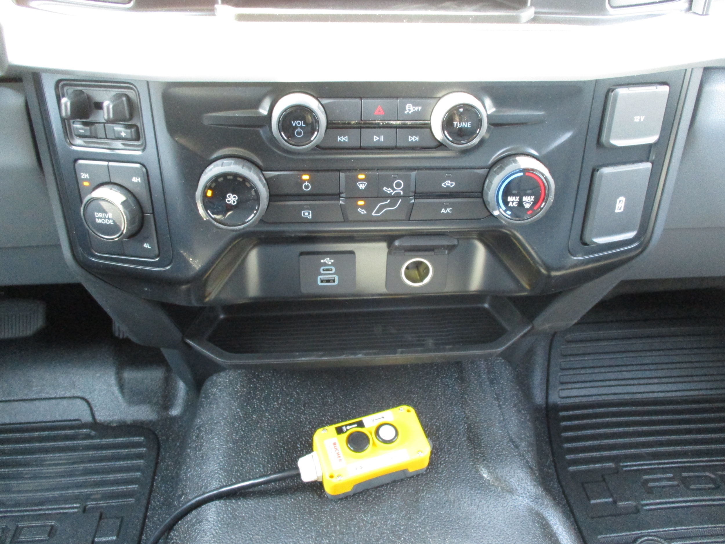 2025 Ford F-350 Super Duty Chassis Cab XL - Photo 28