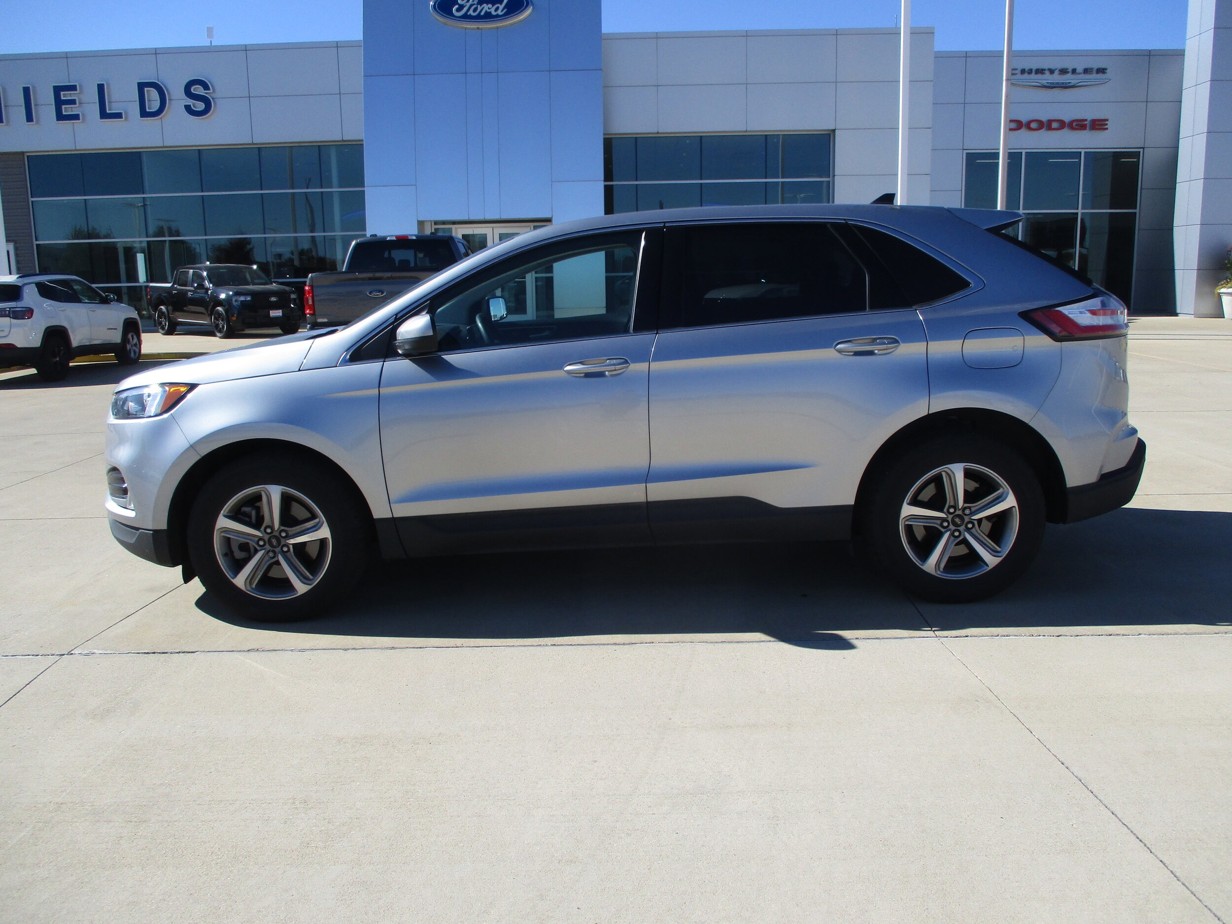 2024 Ford Edge SEL photo 2