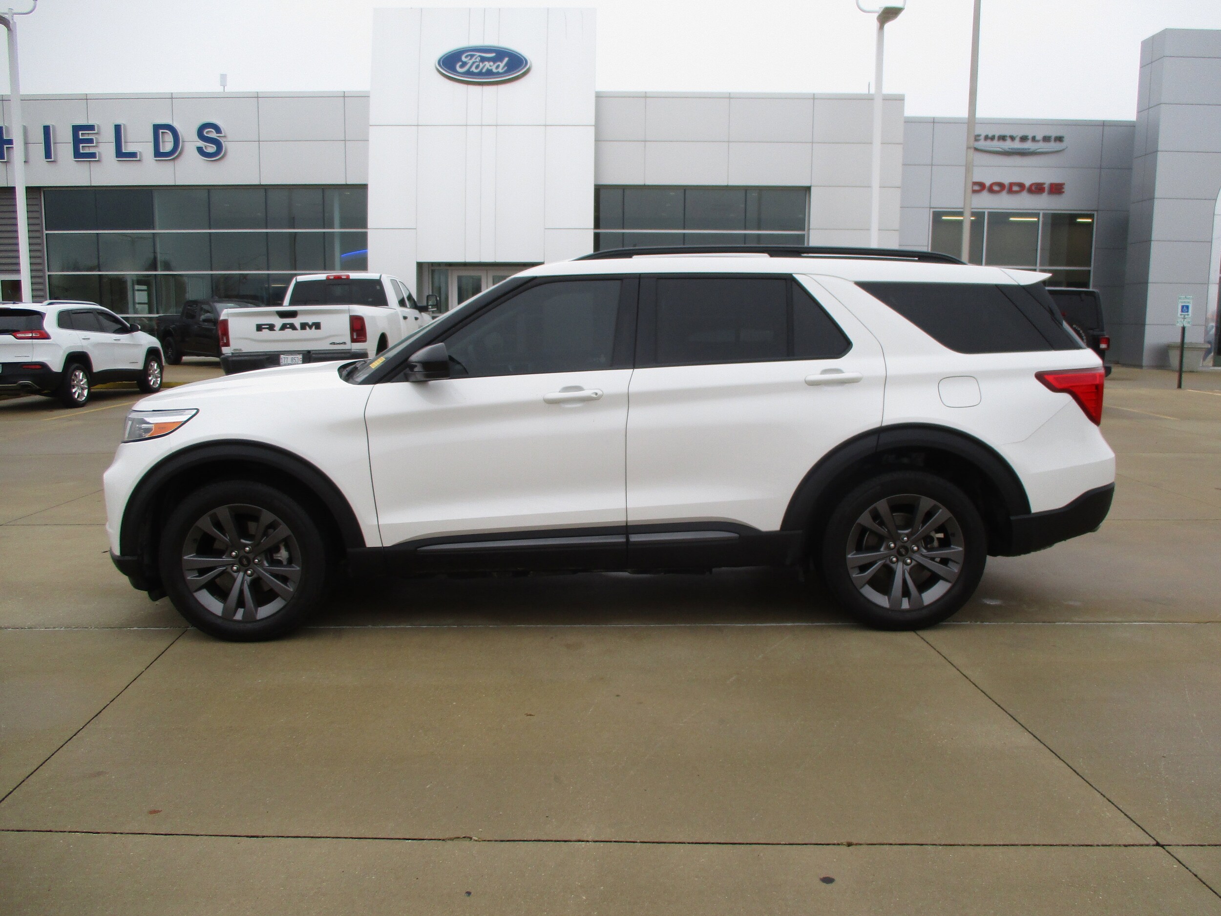 2023 Ford Explorer XLT photo 2