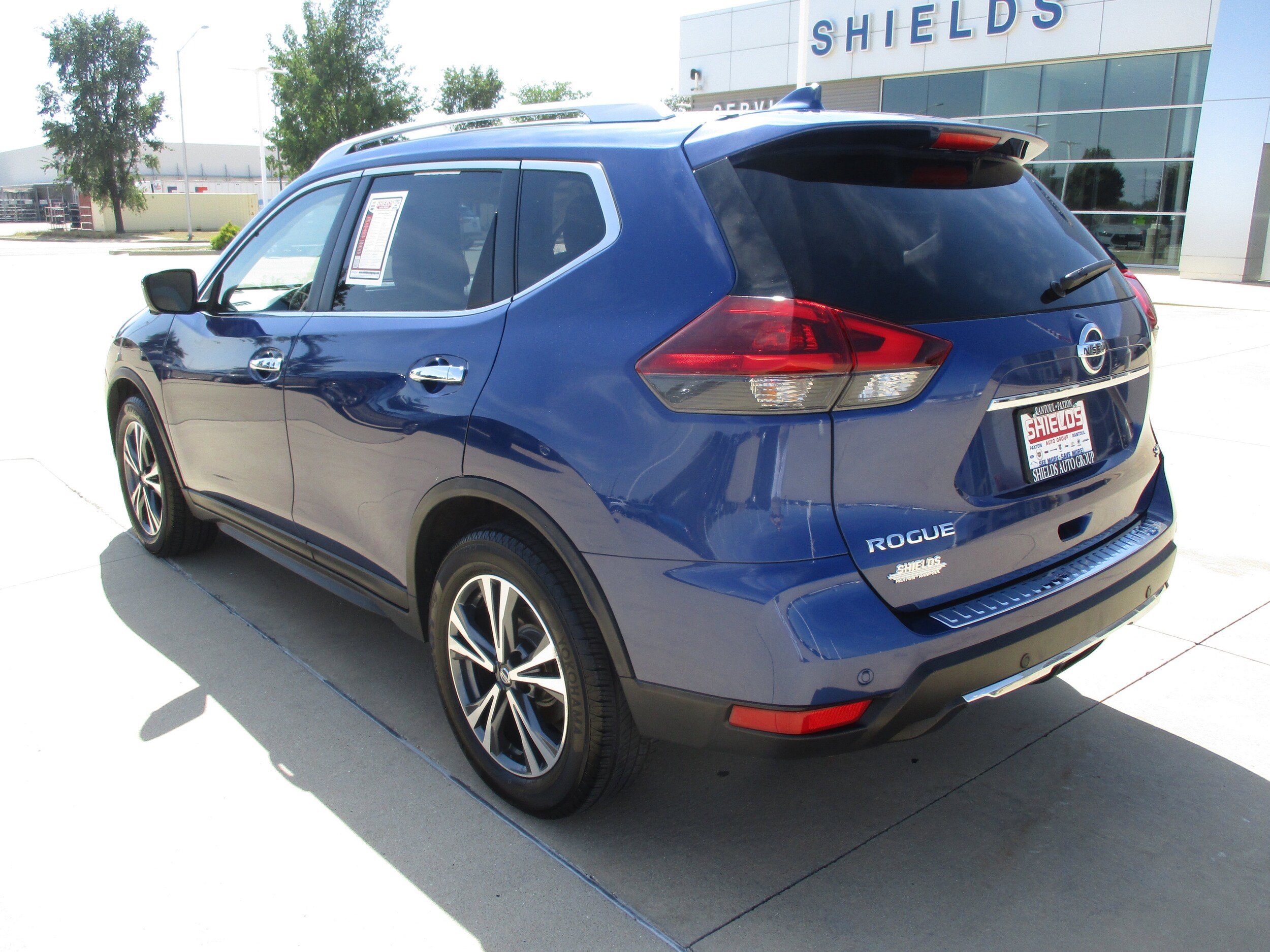 2019 Nissan Rogue SV photo 3