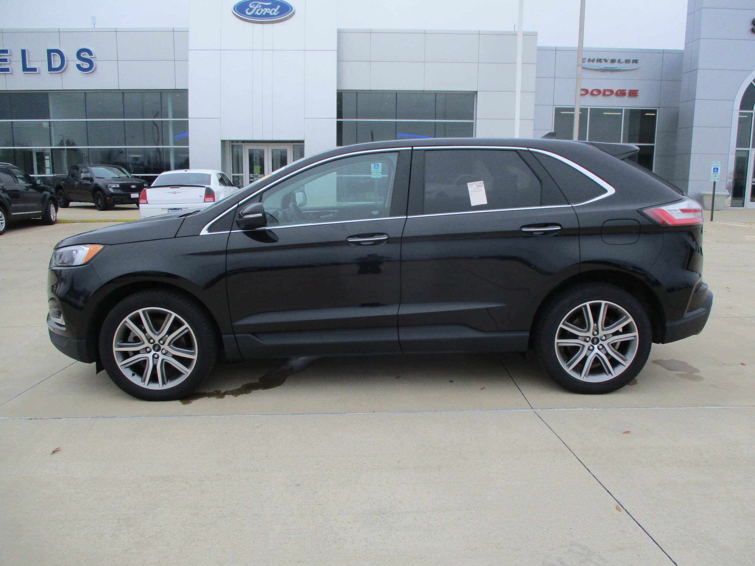 2024 Ford Edge Titanium photo 2