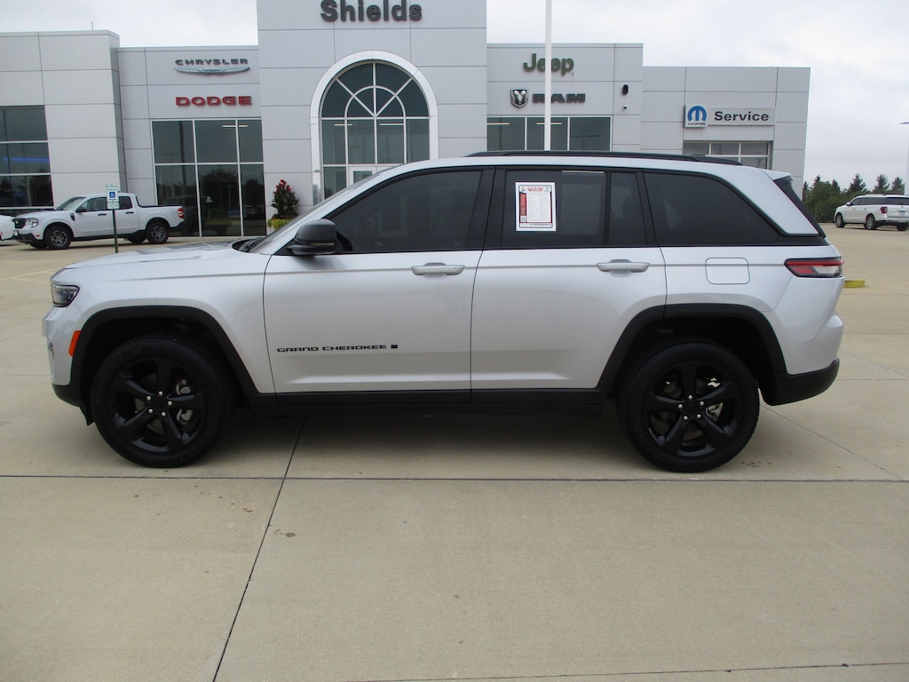 Used 2023 Jeep Grand Cherokee Laredo SUV