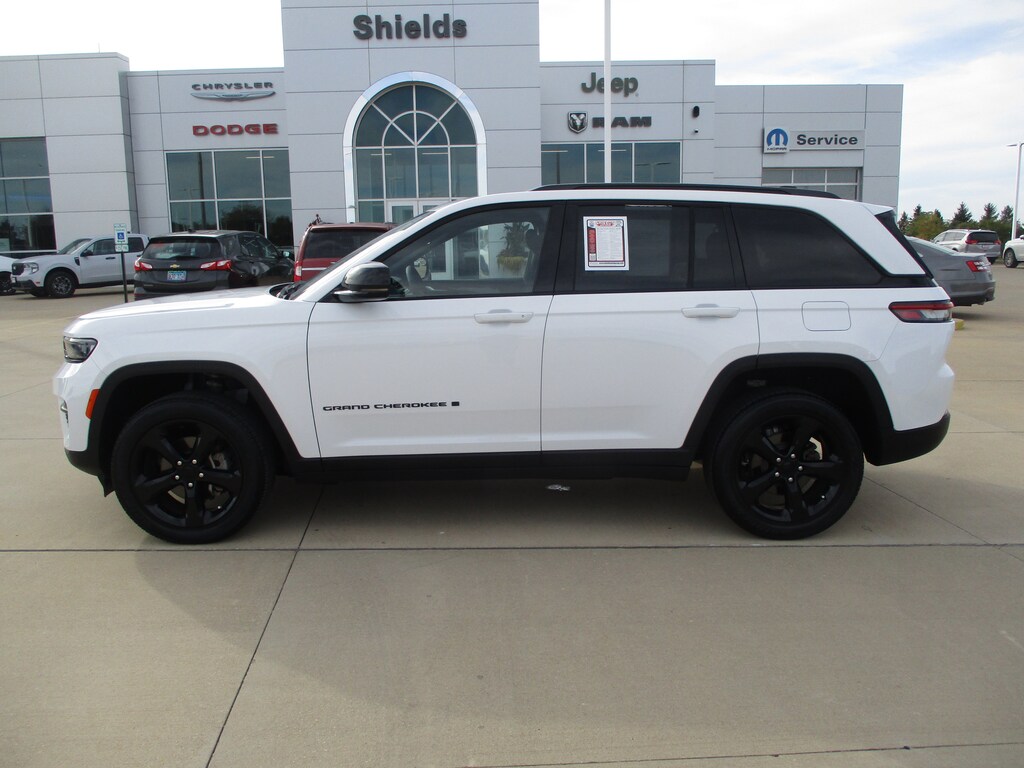 Used 2023 Jeep Grand Cherokee Laredo SUV