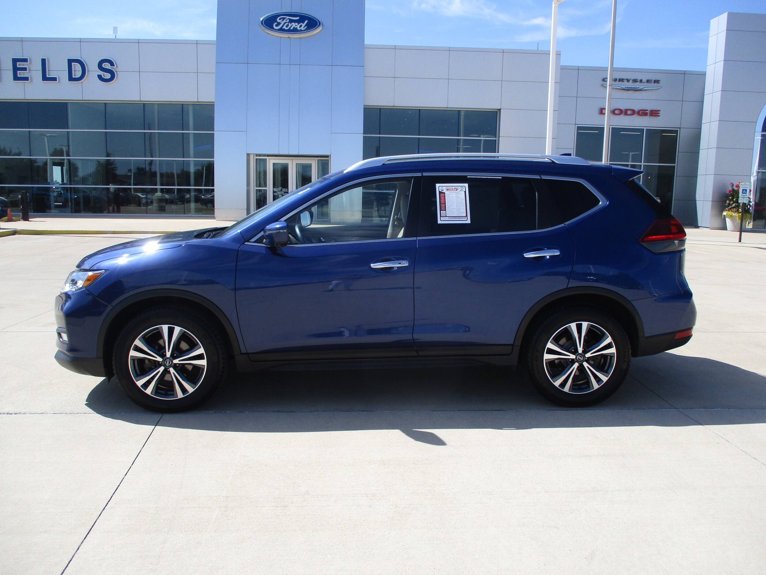 2019 Nissan Rogue SV photo 2