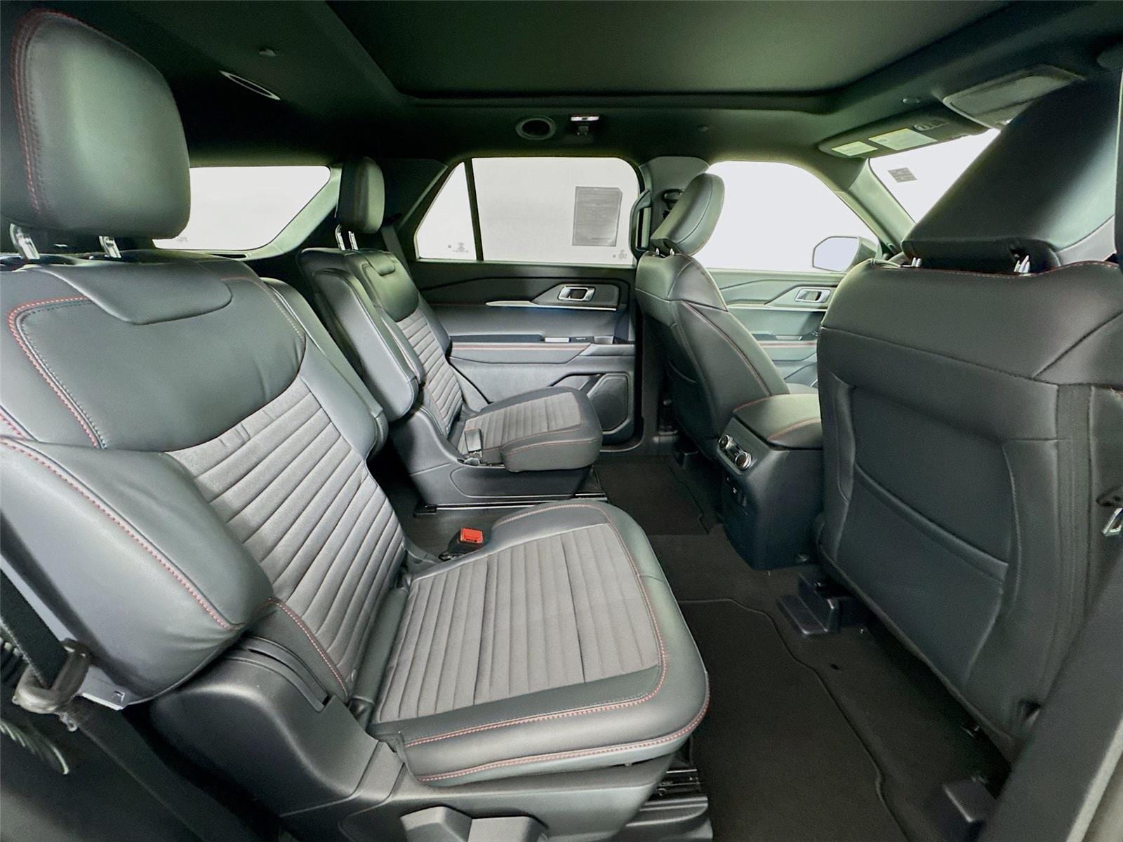 2026 Ford Explorer ST-Line - Photo 31