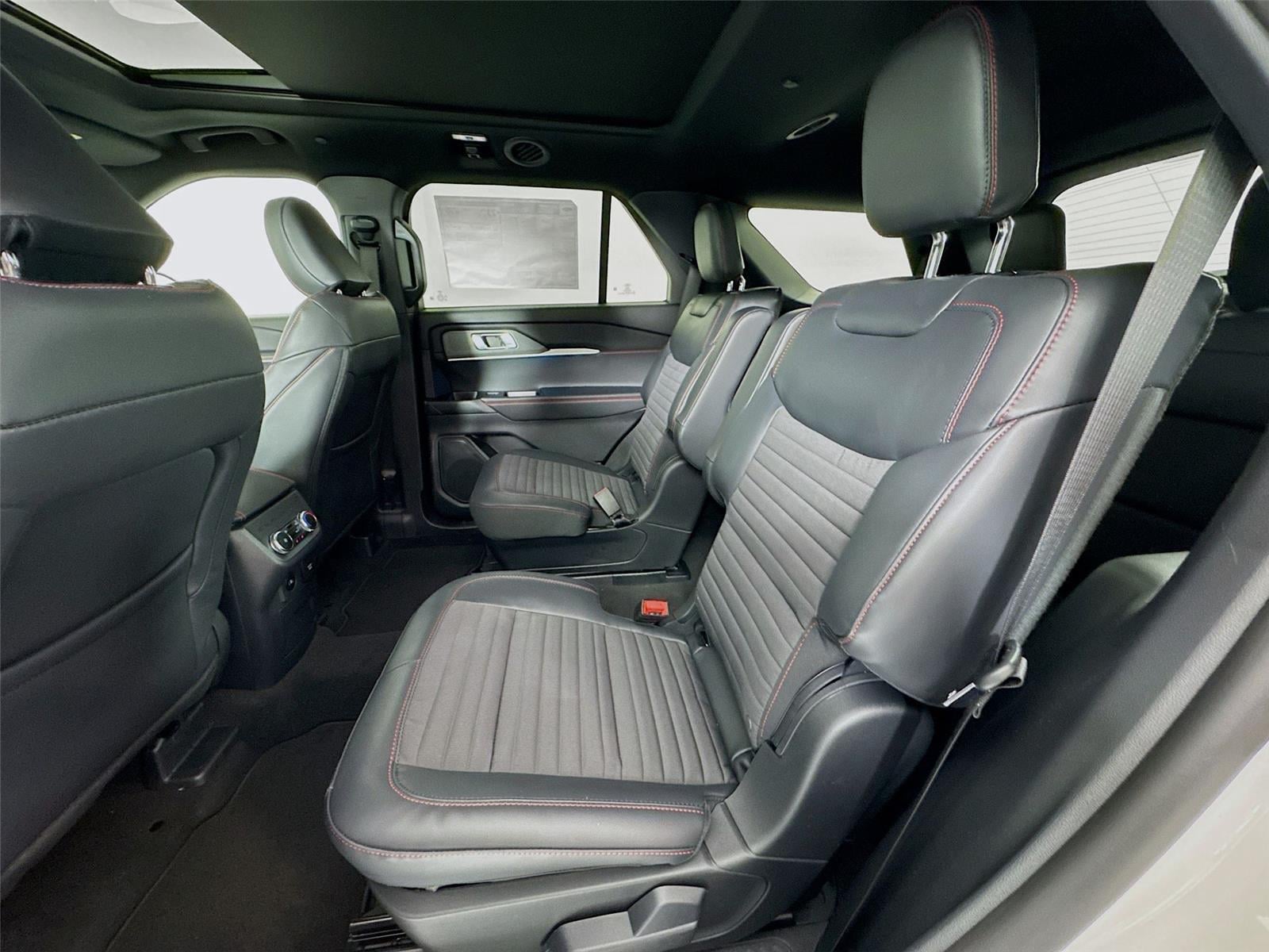 2026 Ford Explorer ST-Line - Photo 24