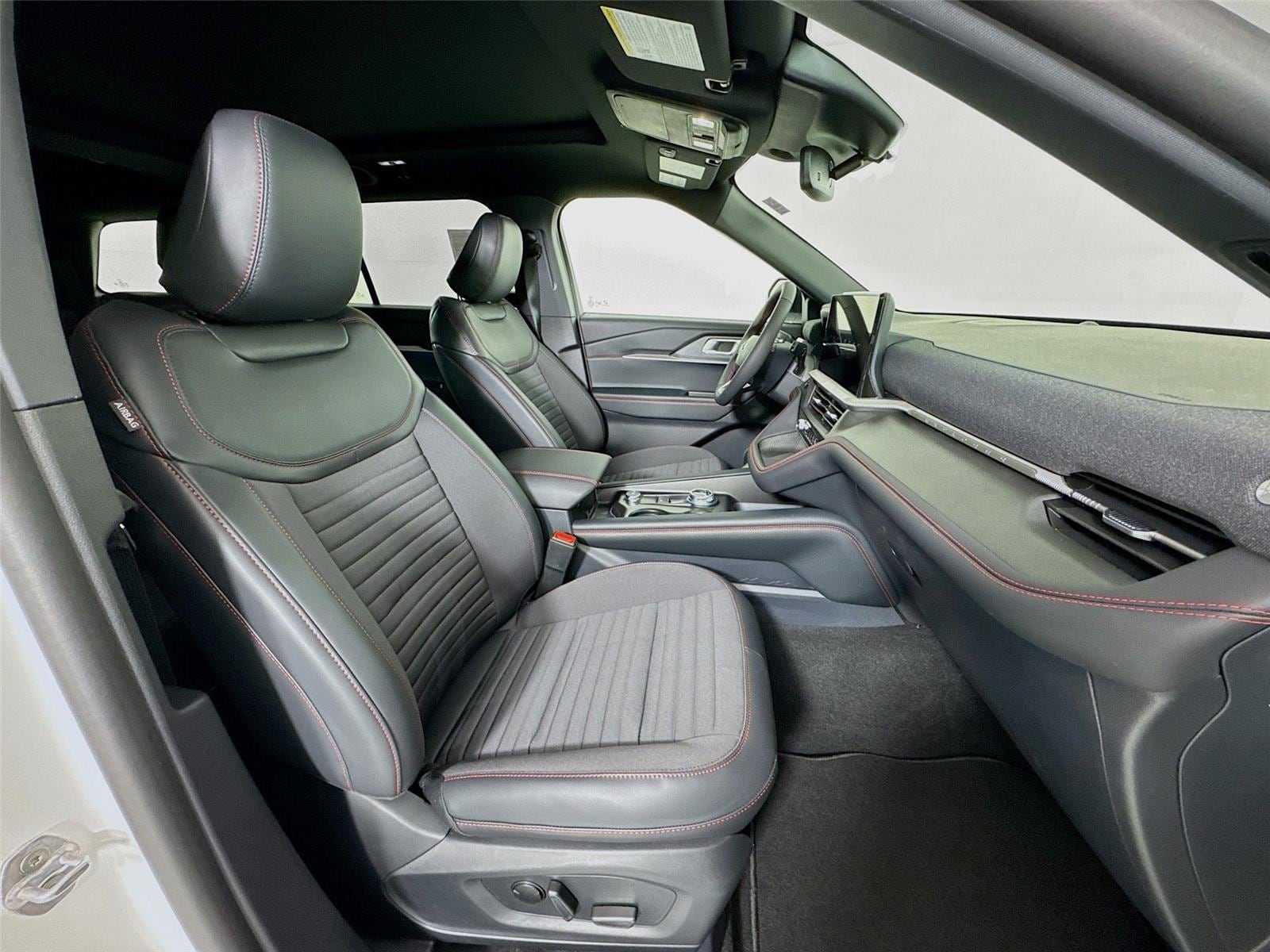 2026 Ford Explorer ST-Line - Photo 32
