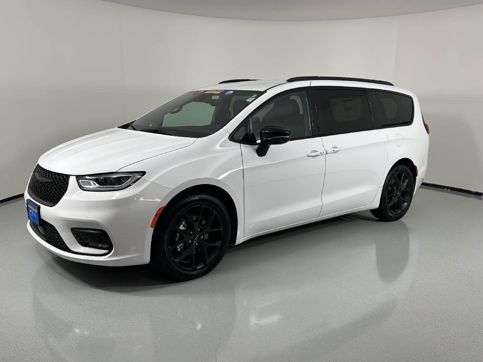 Used 2024 Chrysler Pacifica Touring L with VIN 2C4RC1BG0RR121046 for sale in Cohasset, Minnesota