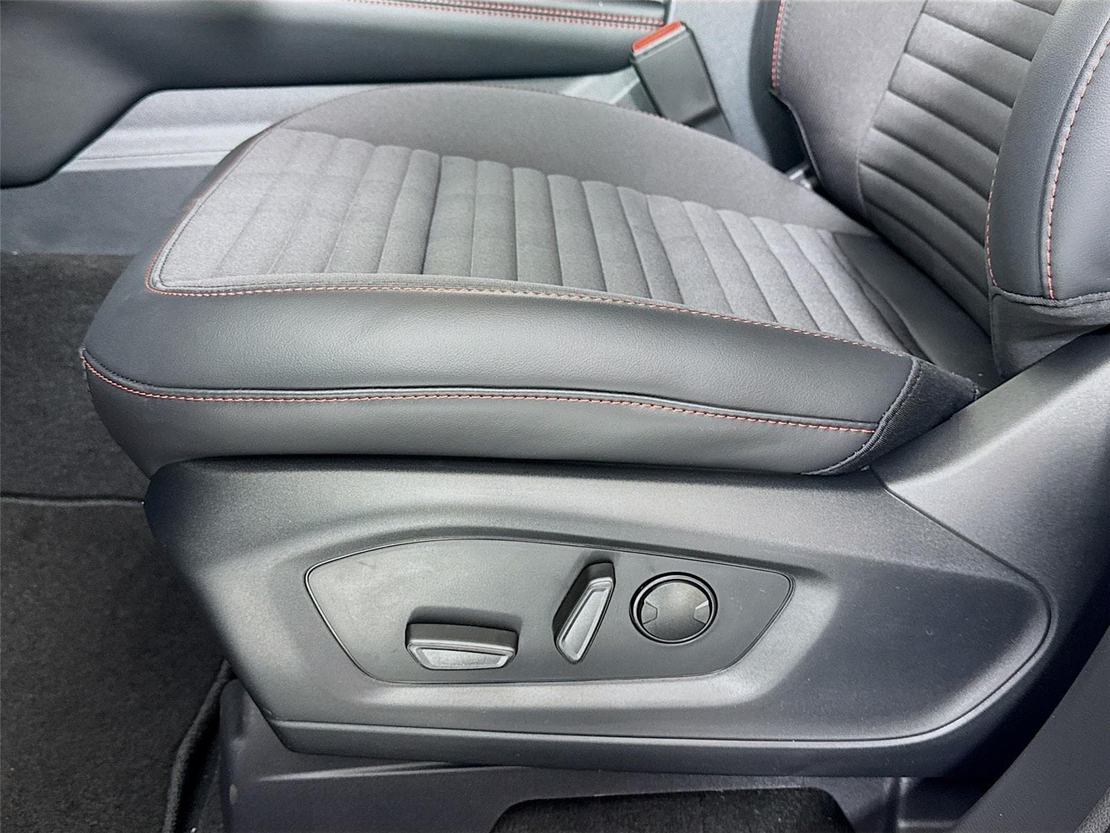 2026 Ford Explorer ST-Line - Photo 22