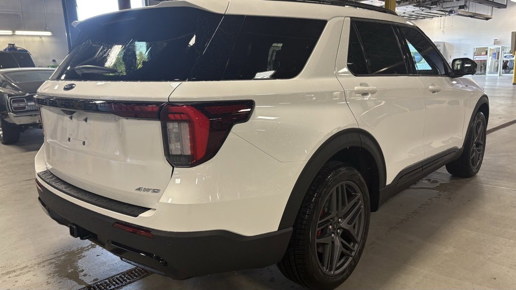 2025 Ford Explorer ST-Line photo 2