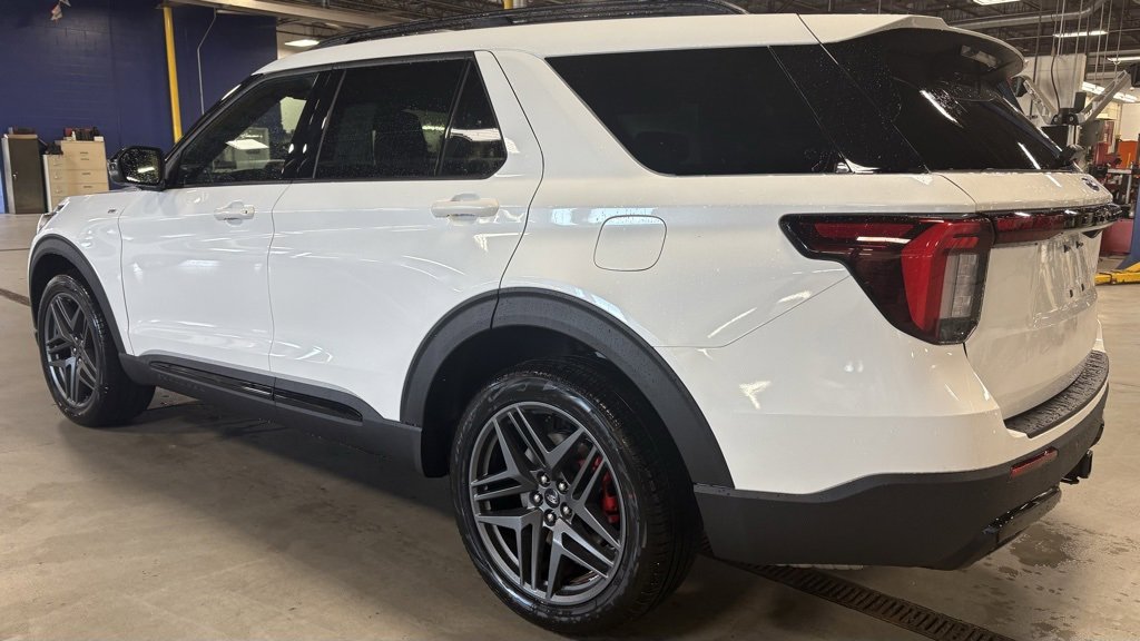 2025 Ford Explorer ST-Line photo 4