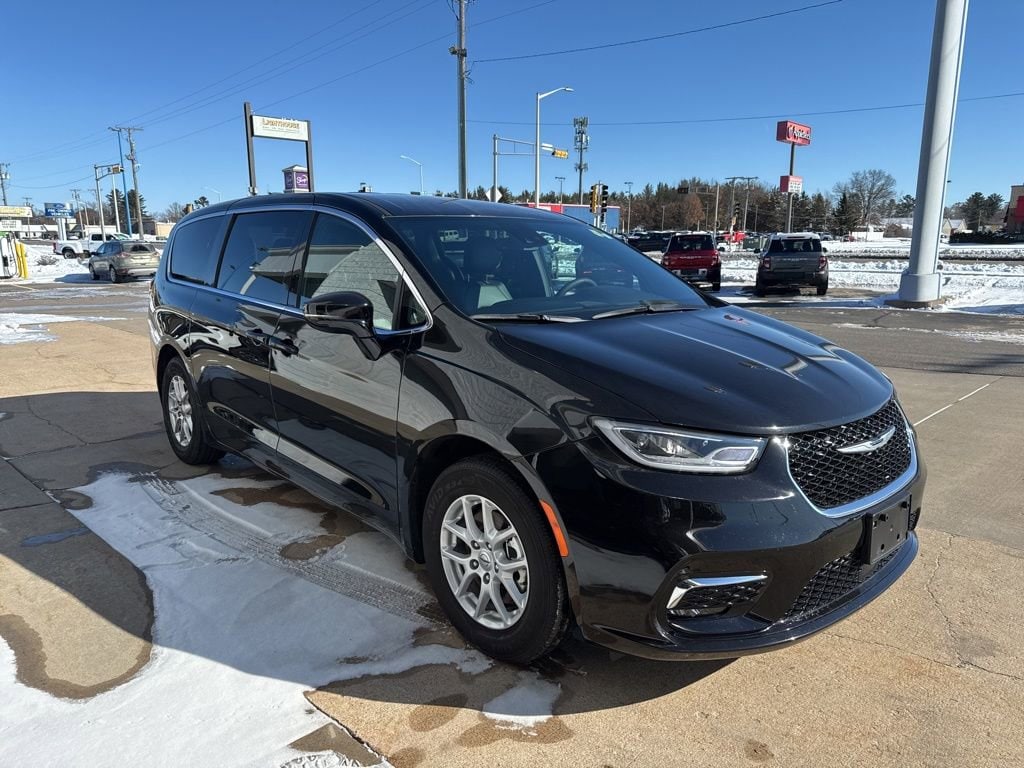 2025 Chrysler Pacifica Select's photo