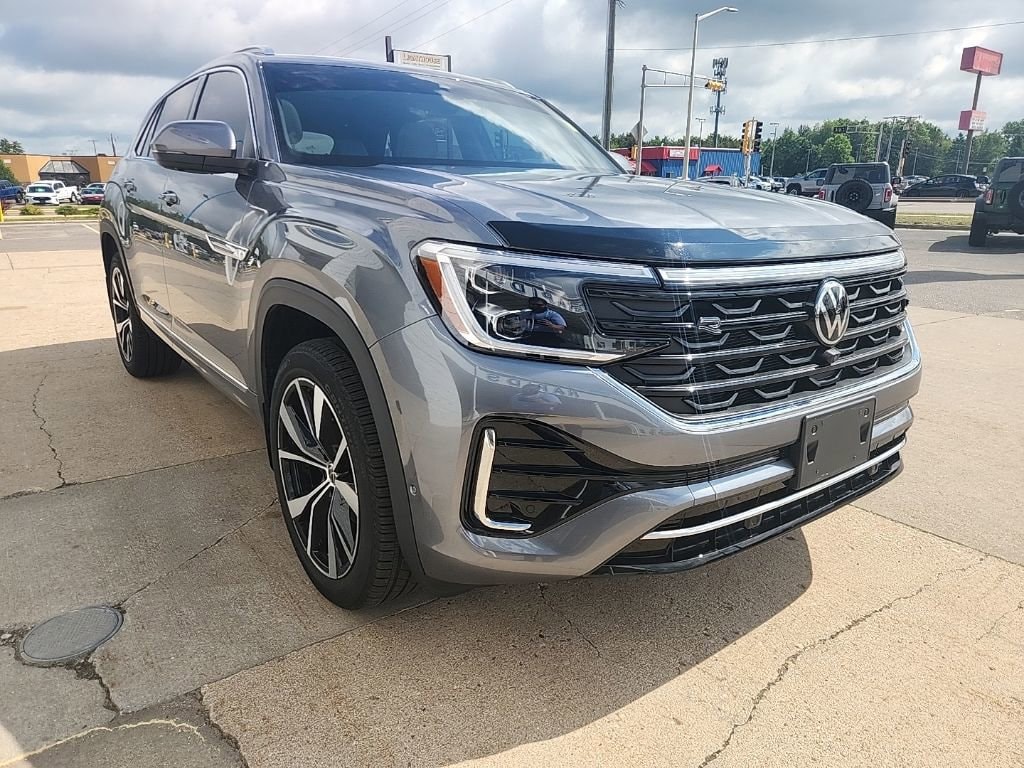 2025 Volkswagen Atlas Cross Sport 2.0T SEL Premium R-Line 4MOTION's photo