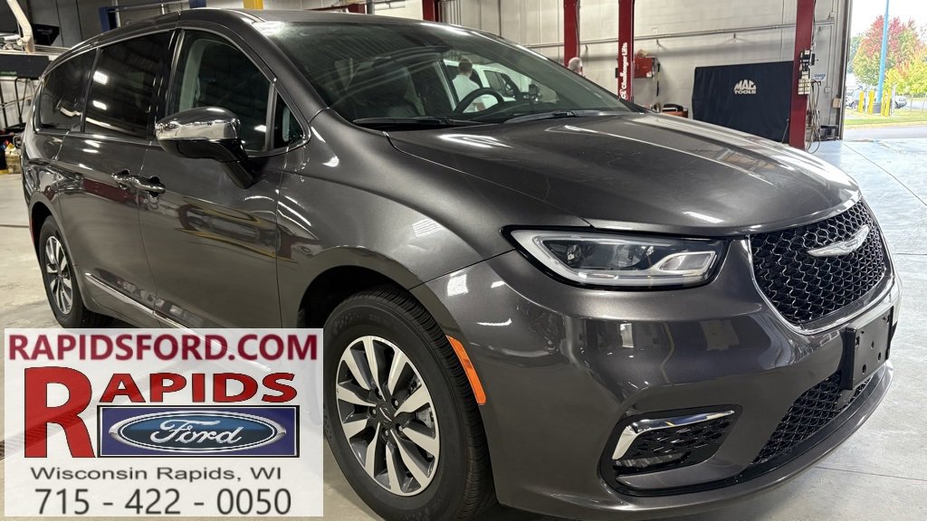 2023 Chrysler Pacifica Hybrid Limited's photo