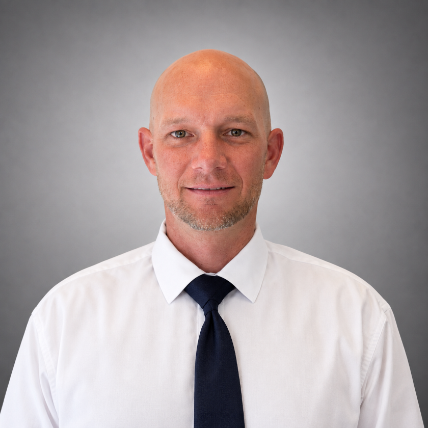 Staff member Thomas Richard from ID_b49c0eb9e068